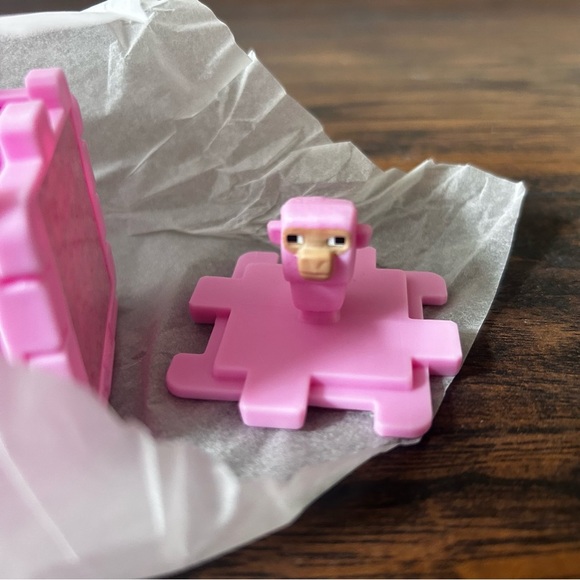 2025 A Minecraft Movie Pink Wool Box - Picture 5 of 10